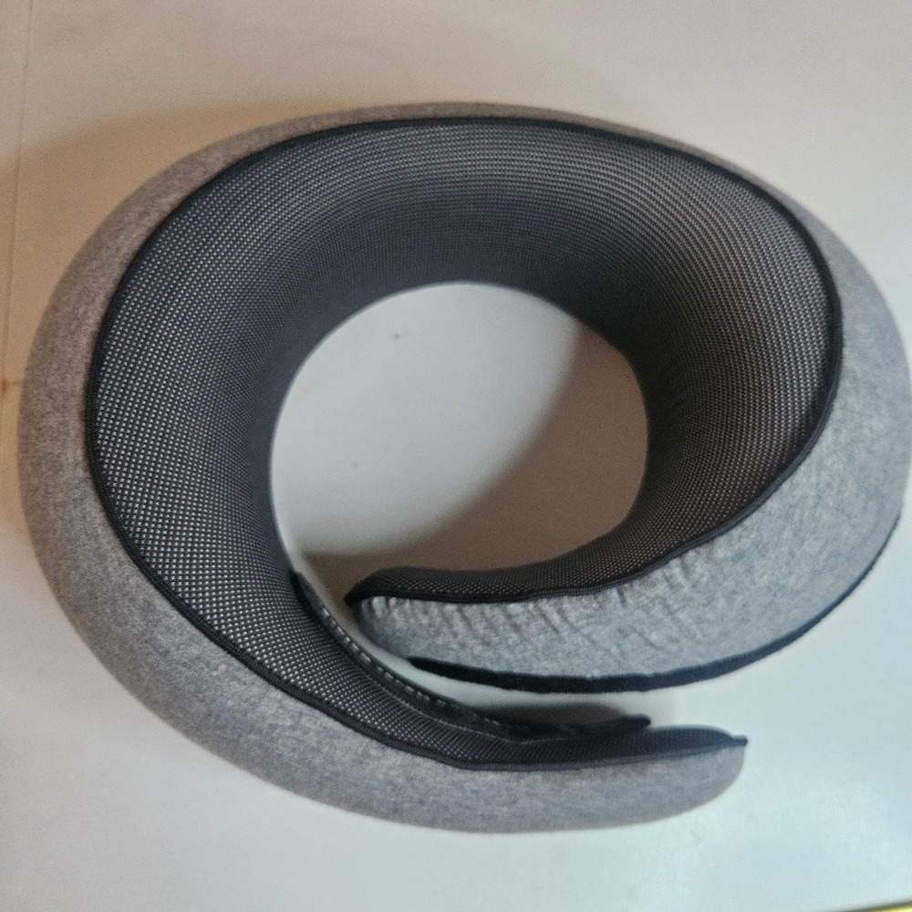 FlyHugz Neck Pillow Travel Support Wrap Heather Gray Breathable Mesh Adjustable